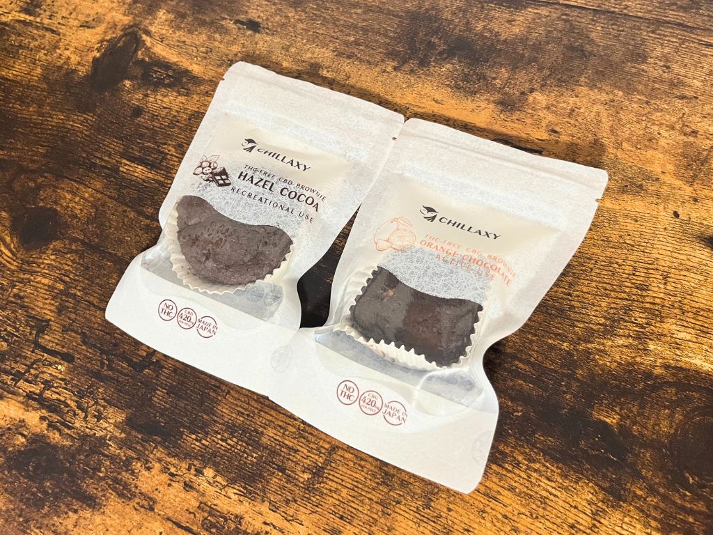 CHILLAXY CBDブラウニーとCBGブラウニーのパッケージが並んでいる