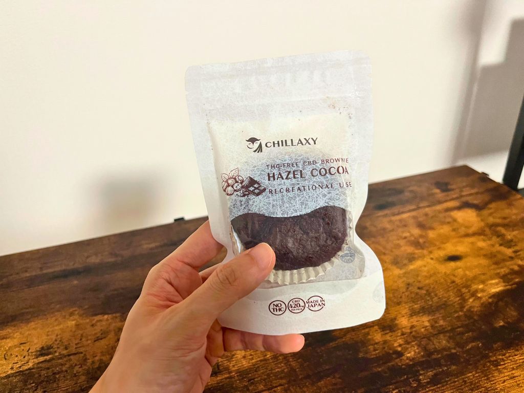 CHILLAXY CBDブラウニーのパッケージを手に持っている