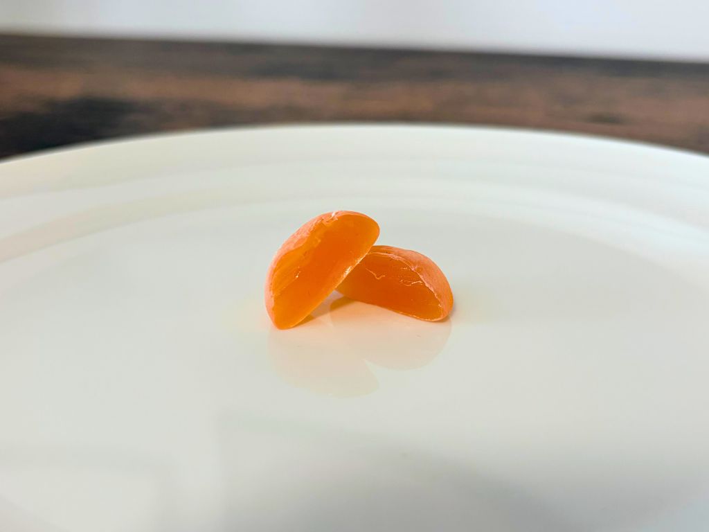 CHILLAXY CBDグミ マンゴー味を半分に切った断面