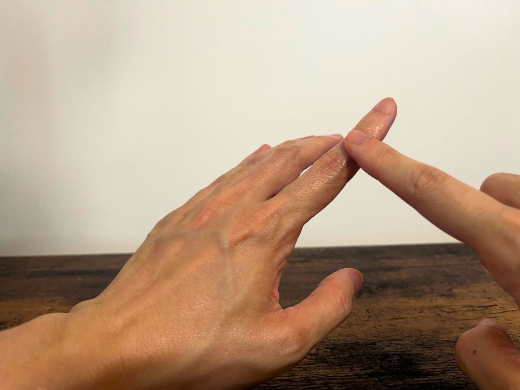 roun モイスチャーバームを指に塗っている様子