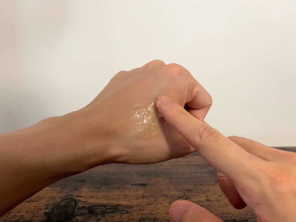 roun モイスチャーバームを手に塗っている様子